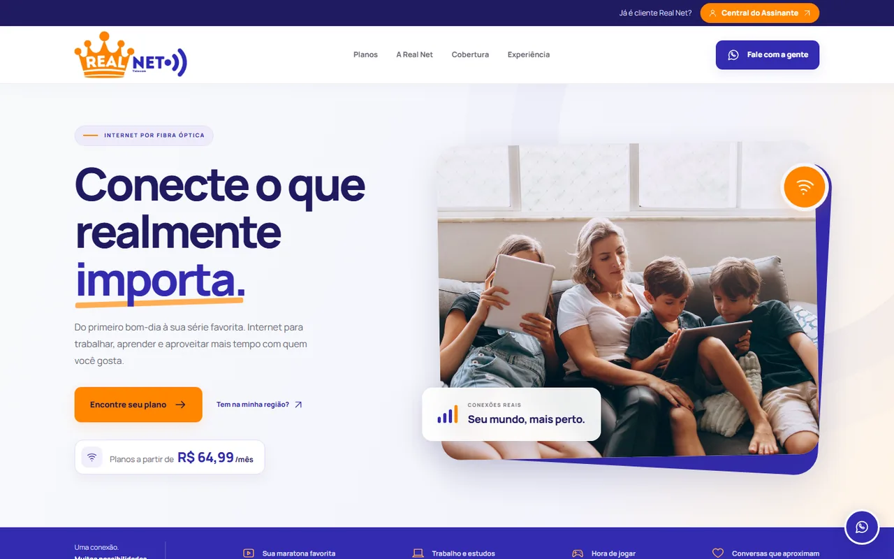 Página inicial da Real Net Telecom, com o título e uma família usando tablets no sofá